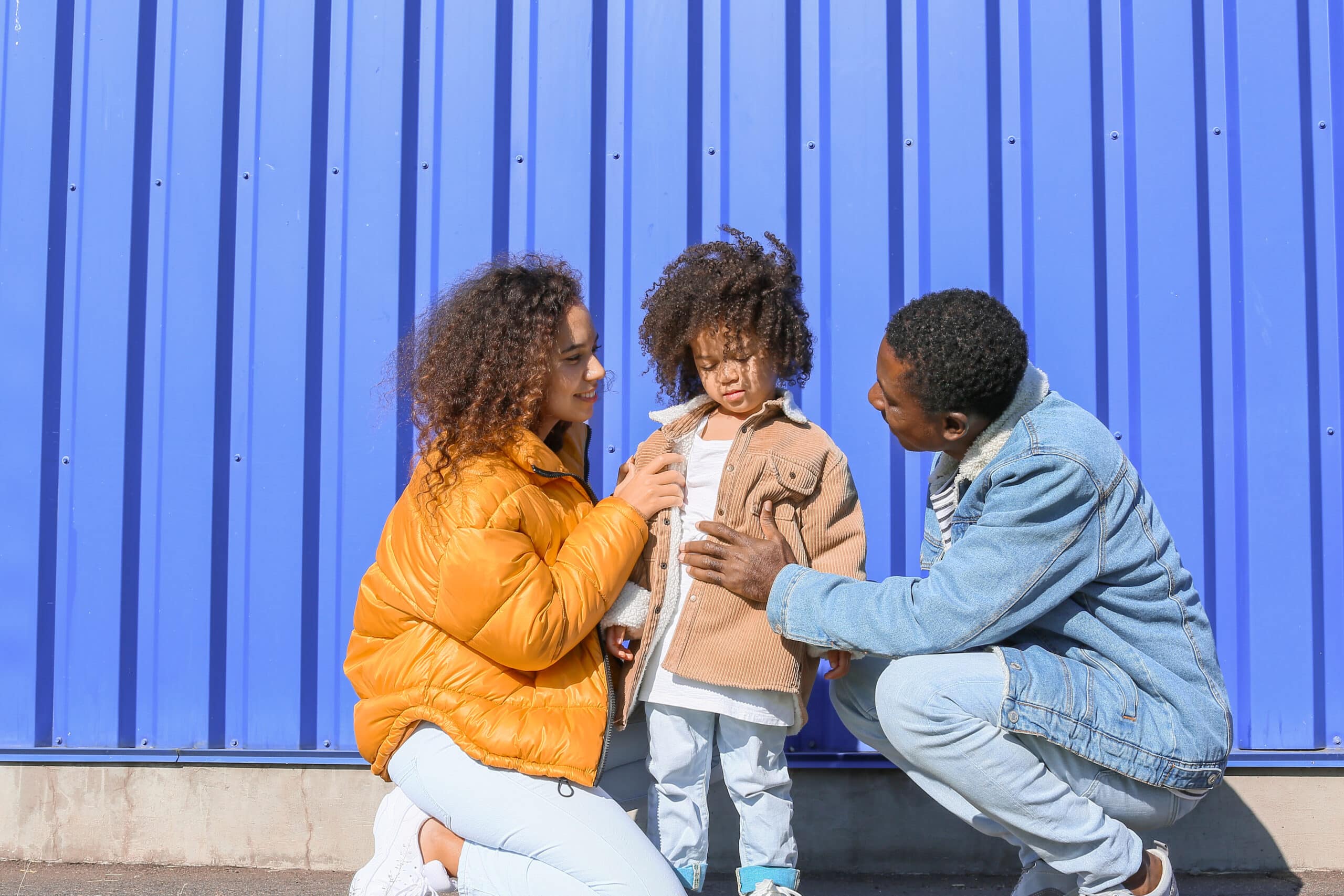 A mãe e o pai conversam com o filho para oferecer conforto e apoio durante crise de ansiedade infantil