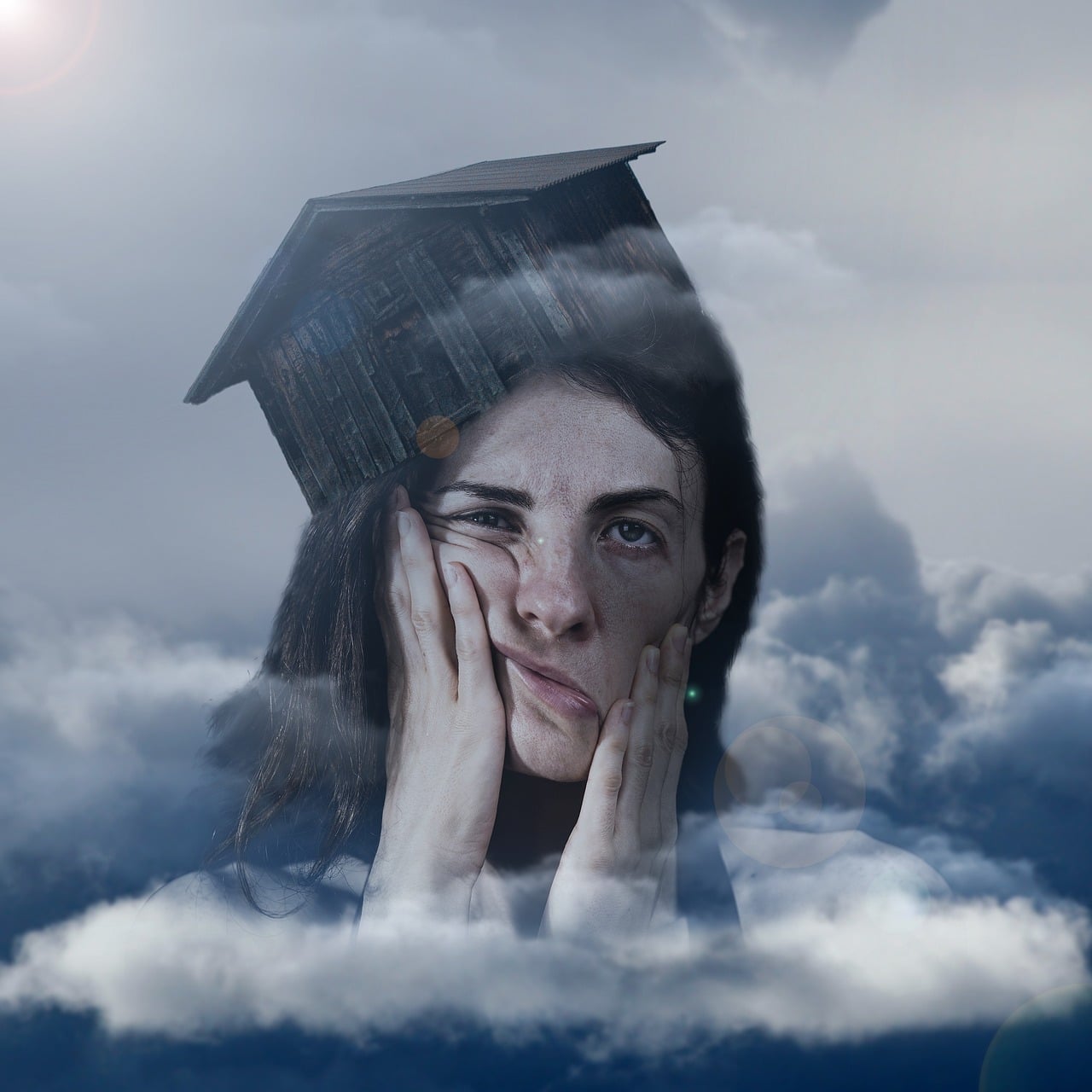 Mulher com expressão triste segurando o rosto, com uma casa inclinada na cabeça.